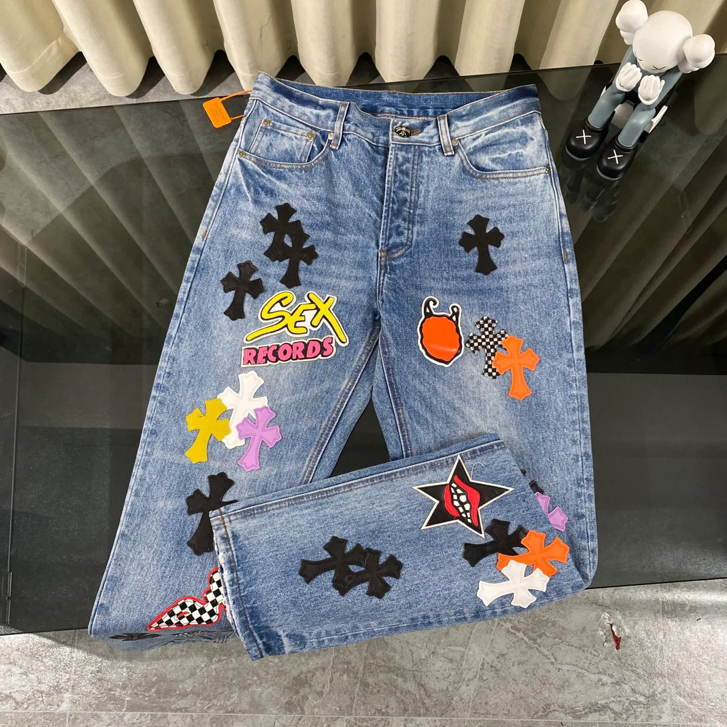 P320 CH Chromehearts blue graffiti cross patchwork leather heavy-duty cow king jeans, cabinet price 34W level, patchwork cross pattern embellishment, washed jeans! ! An absolutely high-end luxury product, a 1.9W-level god-level single product, a super popular product, made by top heavy industry, a magic weapon that cannot be missed! [About Zangyin] This is an extremely luxurious fashion brand that can also be called the aristocracy of the high street. It has always been an exclusive brand for some hipsters or rich second generations. Compared with ordinary high streets, it is more luxurious and noble. Compared with luxury brands, it is more fashionable and individual. It has always been a brand that I have a special liking for. [Top heavy industry fashion design] Consistently high-street luxury style. Speaking of this style, the Zangyin family and GU family are definitely the leading representative brands. Especially the Zangyin family has really achieved a state-of-the-art effect in creating high-street style. The unique washed material is used to create this style. The color system is already quite eye-catching. After it is decorated with patchwork cross flowers, it cleverly highlights the charm of the brand. Secondly, this style uses classic The high-waist cutting design highlights the long legs and fashionable temperament of the upper body. The brand is highly recognizable and the slim fit configuration is more suitable for daily wear. It is a product that interprets personality, fashion, and specifications at a glance. This single product is enough to make any fan excited. It can be a white T-shirt for a youthful college style, or a tight suspender for a royal style. It has strong matching ability and can be easily controlled by men.  [Materials and craftsmanship] Needless to say, this point goes without saying. As an excellent craftsman brand, Zangyin’s requirements for details and craftsmanship are really perfect. The washed color of this model has gone through so many processes, not to mention the embellishment of denim appliques. It is also purely hand-made and sewn. Just like what they believe in, only hand-made things have soul and have the meaning of wear. A top-notch heavy-duty fashionable denim item, I look forward to your perfect interpretation! !  Color: blue Size: 28-36